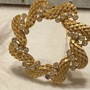 Gorgeous vintage Trifari brooch